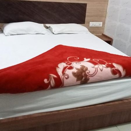 Hotel Shree Krishna Ахмедабад Экстерьер фото