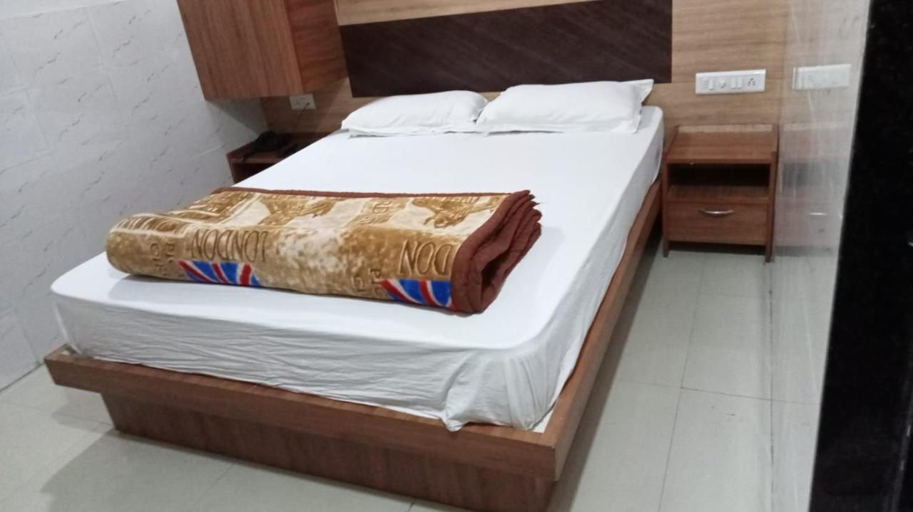 Hotel Shree Krishna Ахмедабад Экстерьер фото