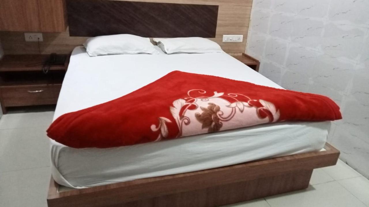 Hotel Shree Krishna Ахмедабад Экстерьер фото