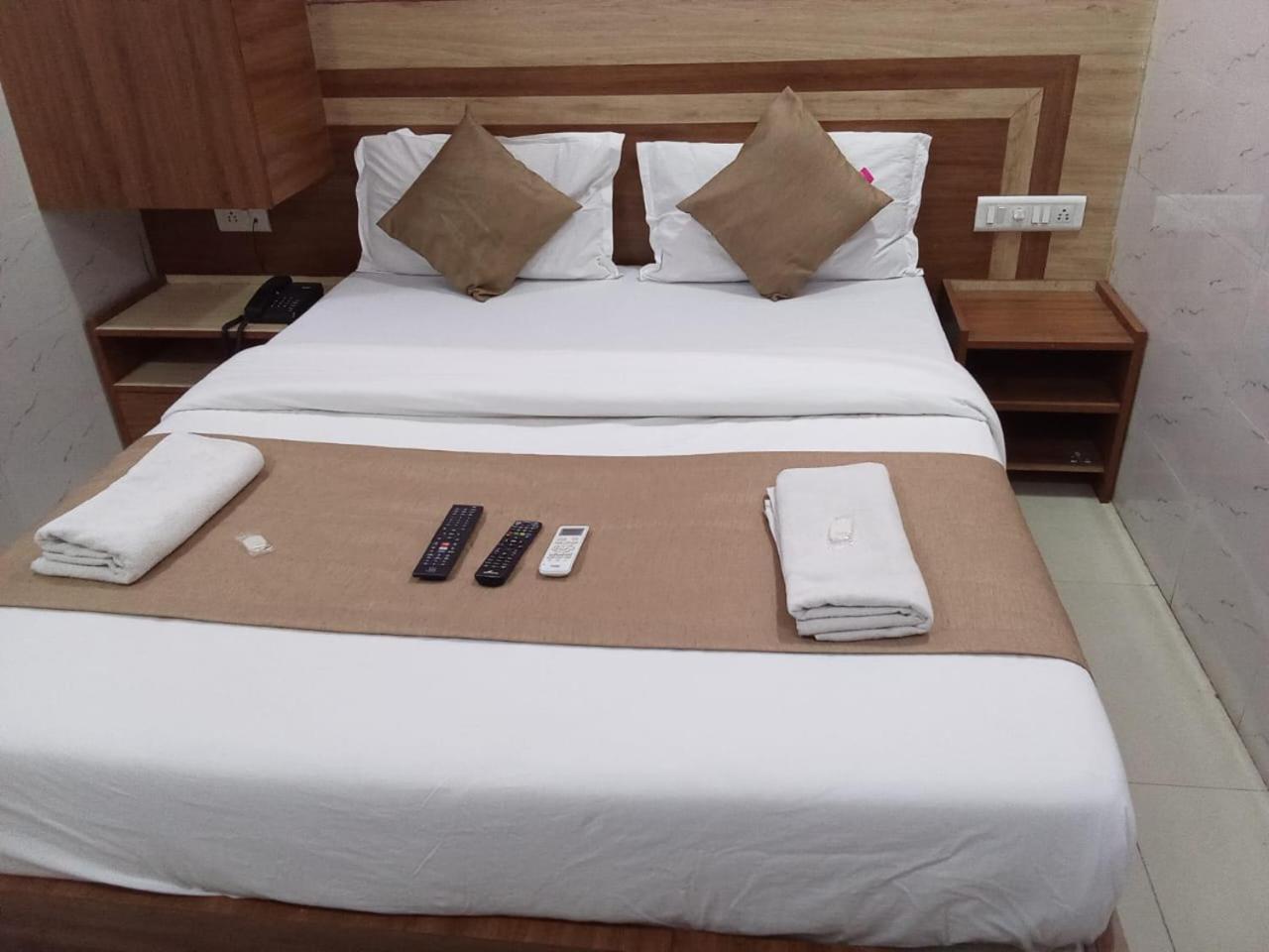 Hotel Shree Krishna Ахмедабад Экстерьер фото